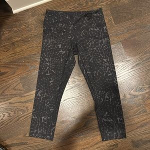 Lululemon Wunder Under cropped, black w/ cool pattern. Size 6, perfect condition